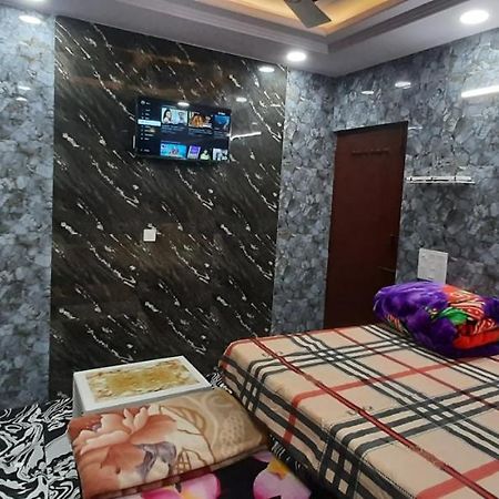Aggarwal Luxury Room With Private Kitchen Washroom And Balcony Along With Fridge, Ac, Android Tv, Wifi In Main Lajpat Nagar New Delhi Exteriör bild