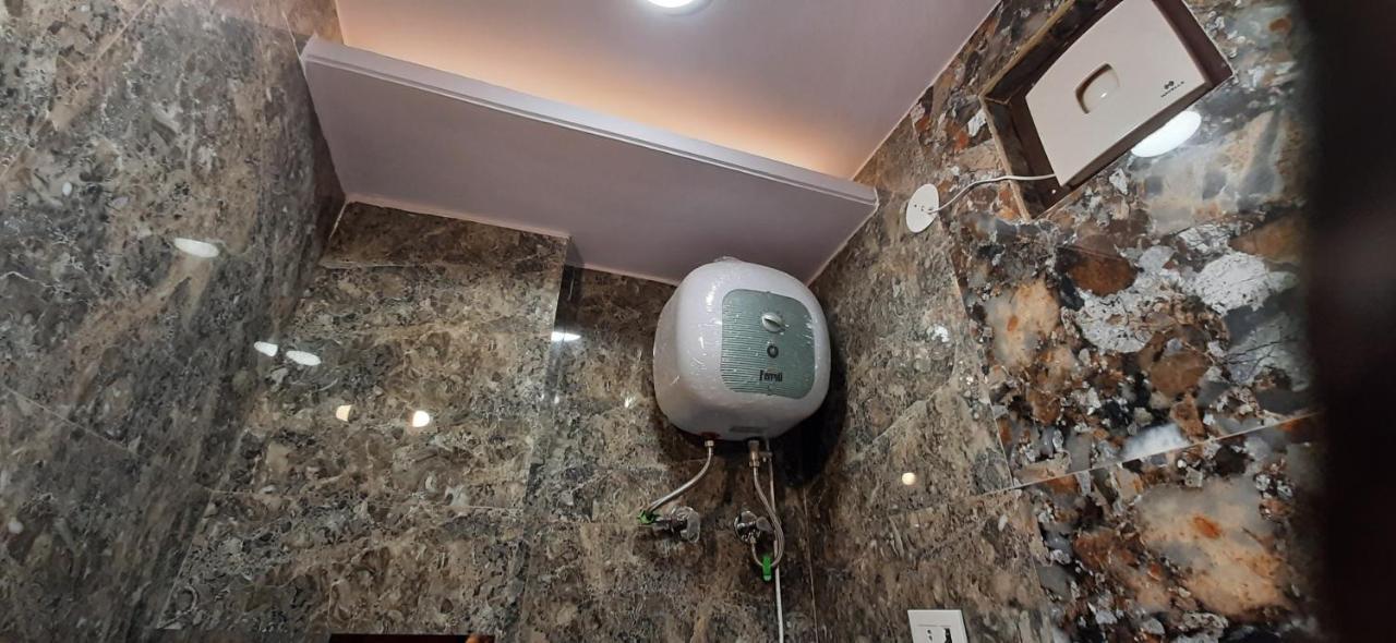 Aggarwal Luxury Room With Private Kitchen Washroom And Balcony Along With Fridge, Ac, Android Tv, Wifi In Main Lajpat Nagar New Delhi Exteriör bild