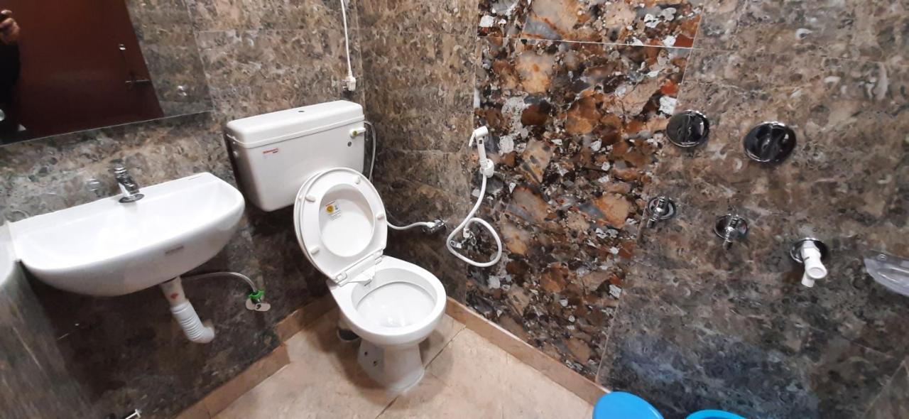 Aggarwal Luxury Room With Private Kitchen Washroom And Balcony Along With Fridge, Ac, Android Tv, Wifi In Main Lajpat Nagar New Delhi Exteriör bild