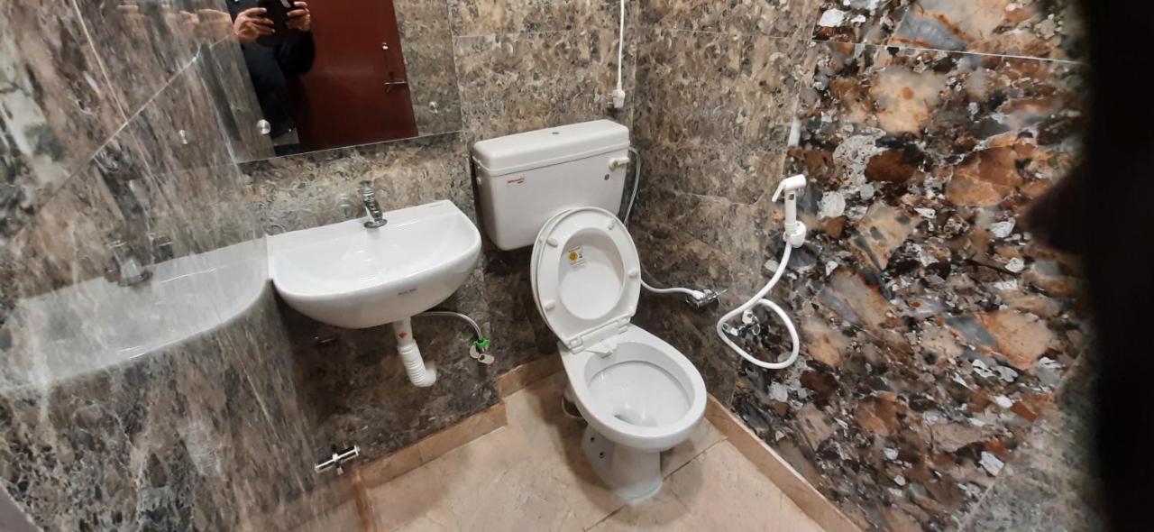 Aggarwal Luxury Room With Private Kitchen Washroom And Balcony Along With Fridge, Ac, Android Tv, Wifi In Main Lajpat Nagar New Delhi Exteriör bild